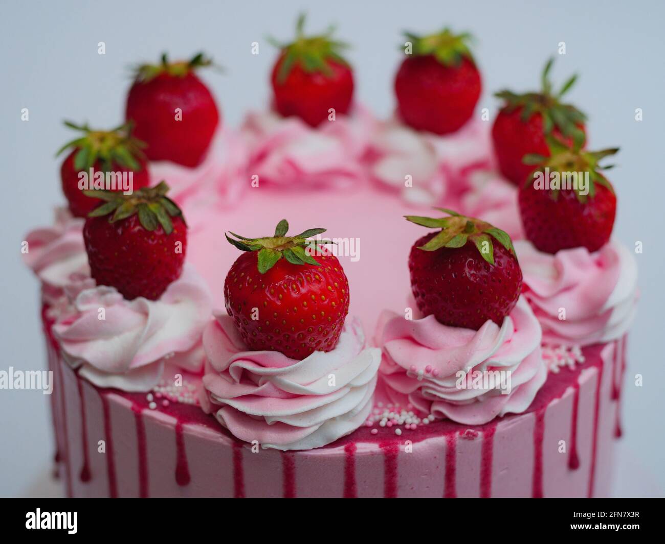 Pastel rosa con fresas Fotografía de stock - Alamy