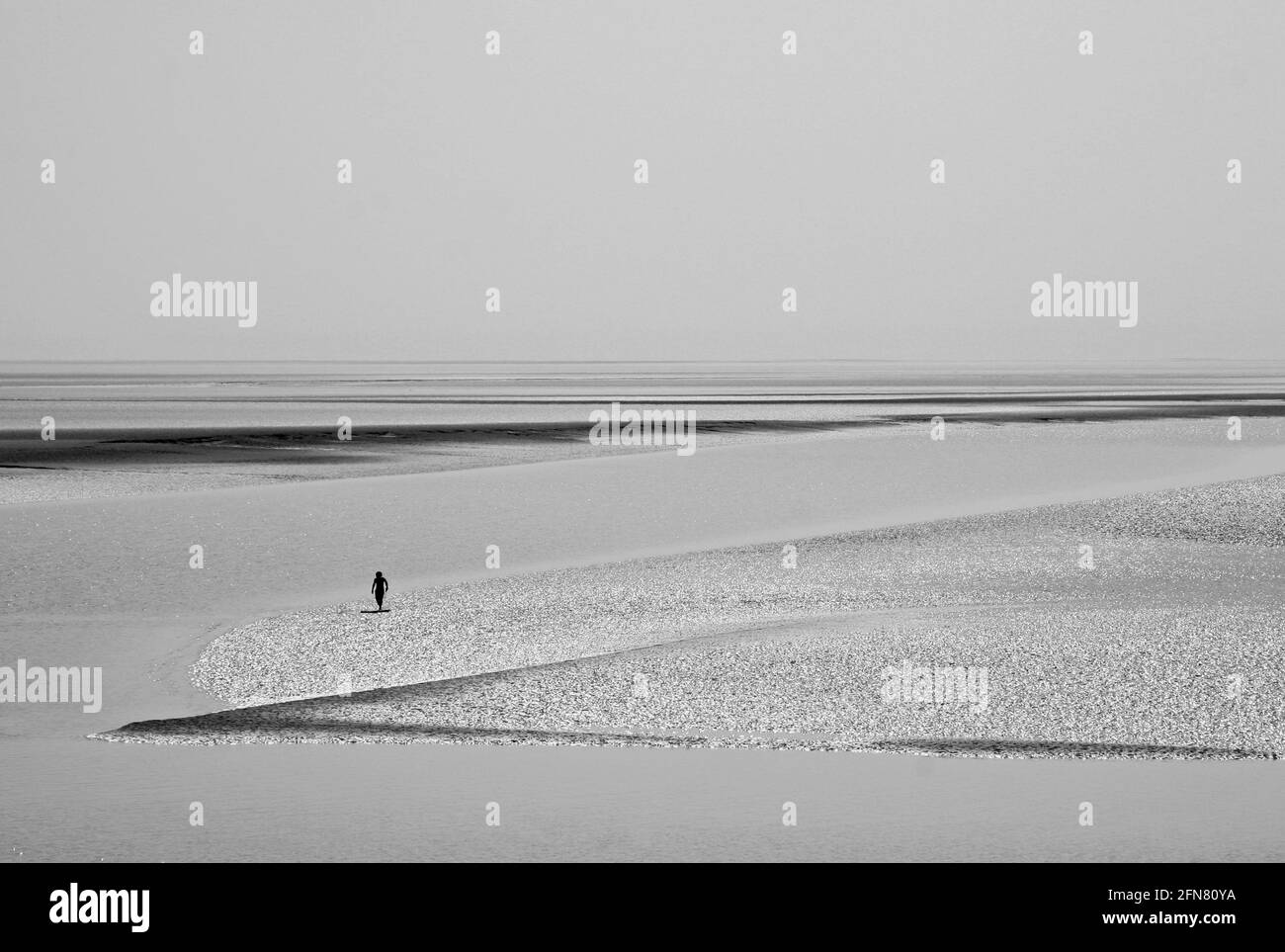 Figura solitaria en playa aislada Foto de stock