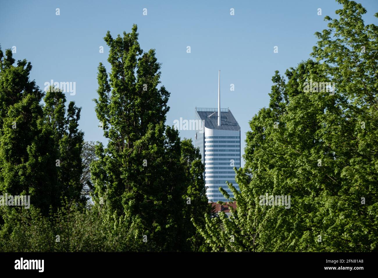 Lyon (Francia), 03 de mayo de 2021. La torre incity entre los árboles del Parc de la tête d'Or. Foto de stock
