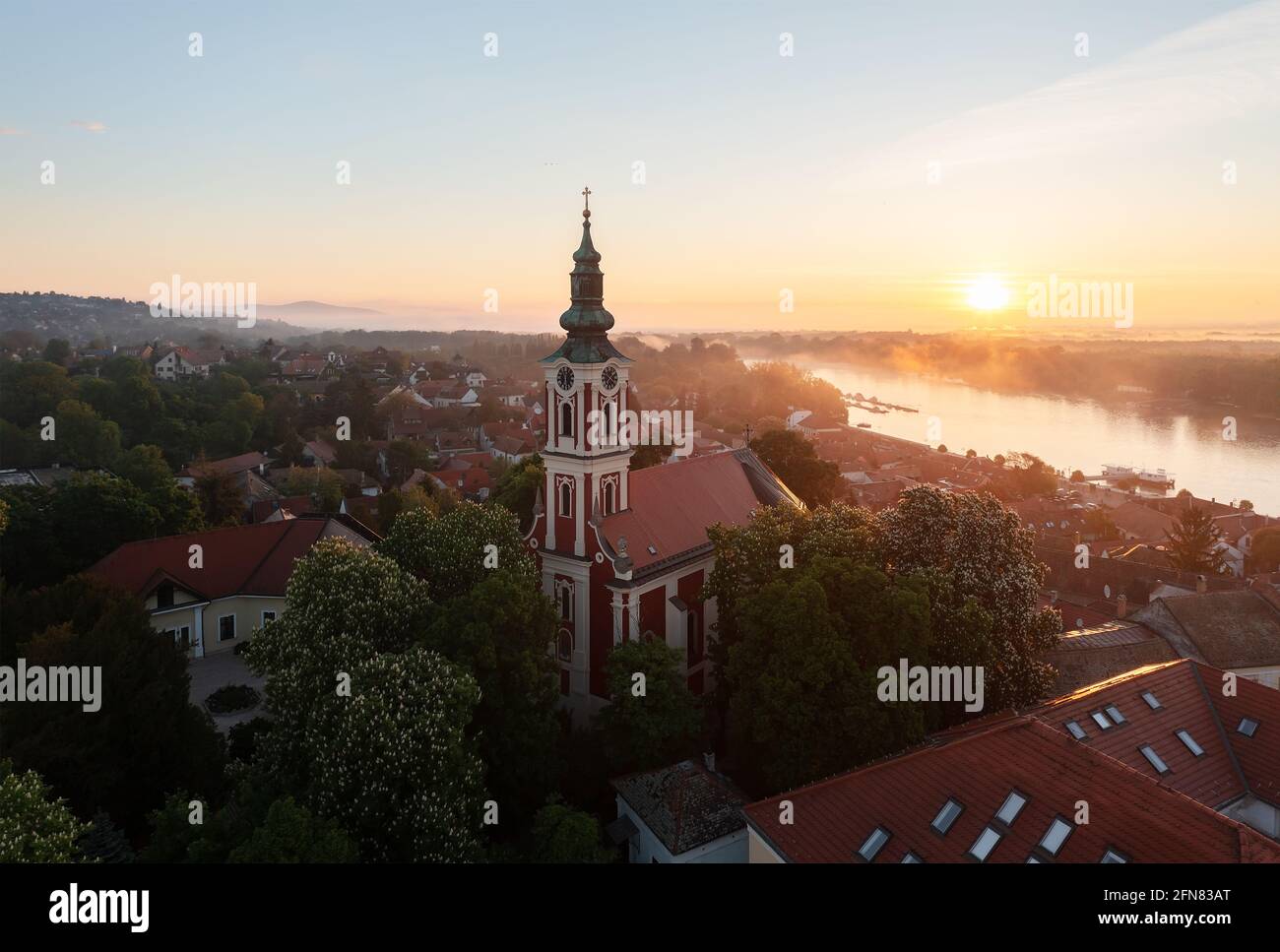 Belgrado Iglesia ortodoxa serbia en Szentendre Hungría. Increíble vista aérea sobre la catedral. Este lugar es parte de un hermoso centro antiguo cerca Foto de stock