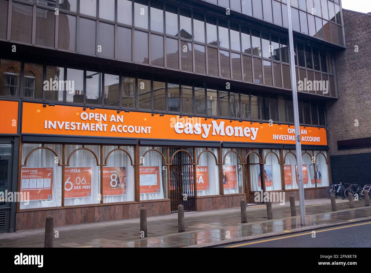 Londres- EasyMoney, parte de Easy Group of Easy Jet, un banco de préstamos entre pares con sede en Fulham Foto de stock