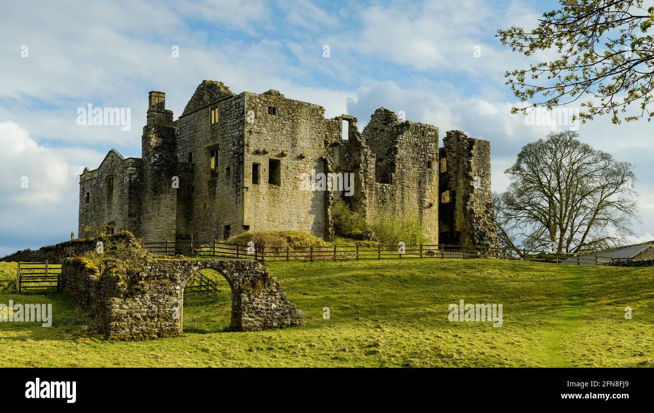 Torre Barden (luz del sol sobre hermosas ruinas históricas antiguas, arco de piedra y cielo azul) - finca rural Bolton Abbey Estate, Yorkshire Dales, Inglaterra Reino Unido. Foto de stock