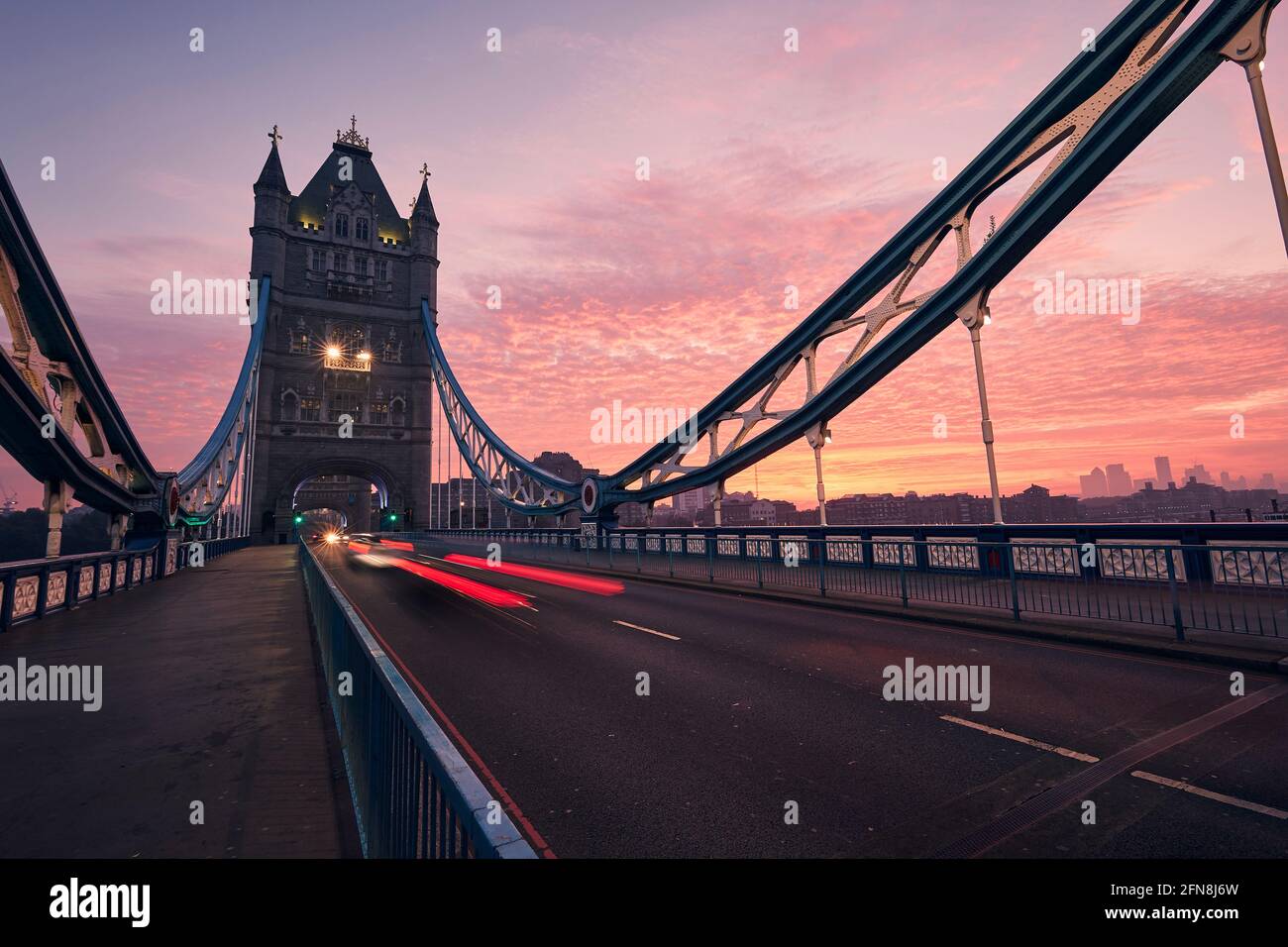 Tráfico en Tower Bridge al amanecer. Horizonte urbano de Londres, Reino Unido. Foto de stock