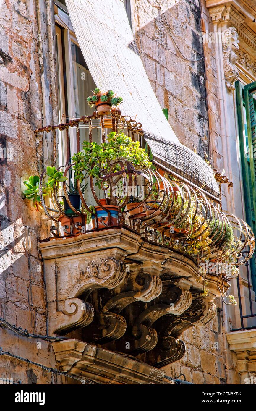 Balcón en la isla de Ortigia, Siracusa Foto de stock