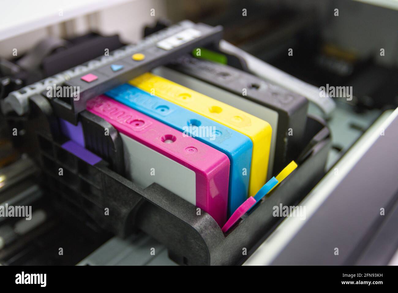 Un cartucho de tinta o cartucho de inyección de tinta es un componente de  una impresora de inyección de tinta que contiene los cuatro colores de tinta  Fotografía de stock - Alamy