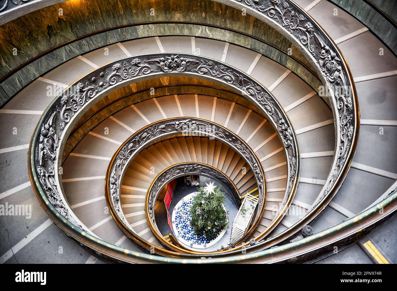 Escalera de doble hélice Bramante en los Museos Vaticanos. Roma Italia Foto de stock