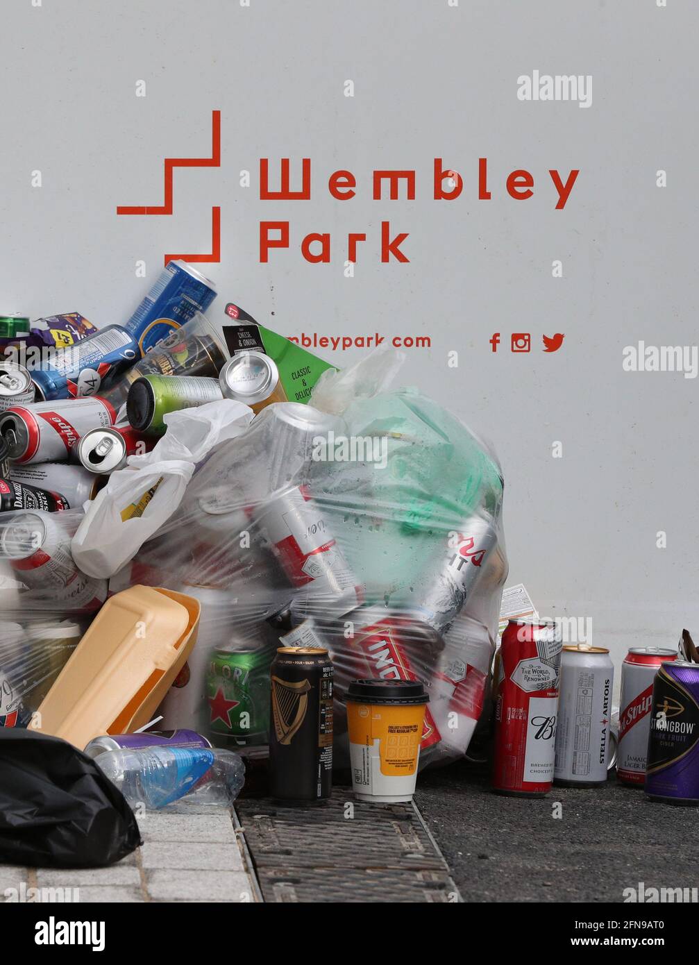 Las latas de cerveza vacías salieron en Wembley Way antes de la final de la Copa FA de los Emiratos en el estadio de Wembley, Londres. Fecha de la foto: Sábado 15 de mayo de 2021. Foto de stock