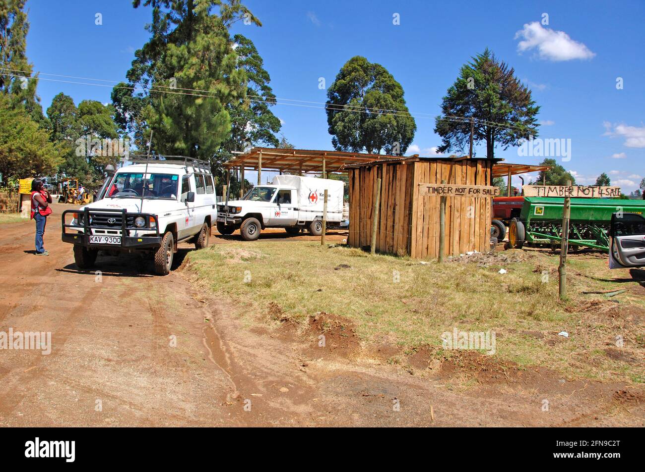 Uno de los 10 sitios de madera de la Cruz Roja de Kenia para la reconstrucción de granjas kenianas. ZWE Rot-Kreuz Fahrzeuge fahren zur einer von zehn Rot-Kreuz-Holzwerkstät Foto de stock