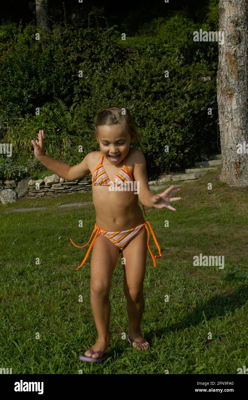 Bebé niña está jugando, bikini, agua, verano, chica italiana Fotografía de  stock - Alamy