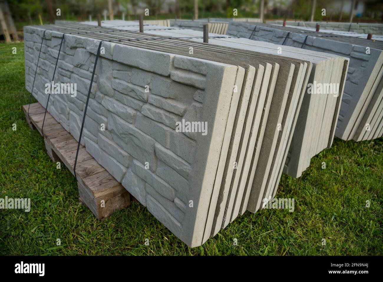 Construir valla prefabricada o prefabricada de hormigón Fotografía de stock  - Alamy