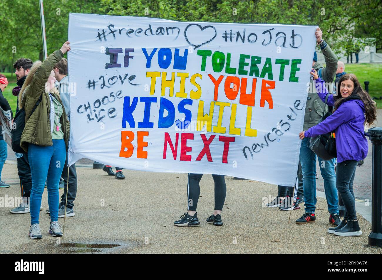 Londres, Reino Unido. 15th de mayo de 2021. Los manifestantes llegan a través del metro y luego Hyde Park Corner - Antibloqueo, anti BBC y pasaportes anti vacuna protestan en el centro de Londres mientras el tercer cierre para covid sigue desenrollado. Liderados por Stand Up X, afirman que las vacunas no están probadas y que la pandemia de coronavirus es un engaño y que el bloqueo es una violación de sus libertades civiles. Crédito: Guy Bell/Alamy Live News Foto de stock