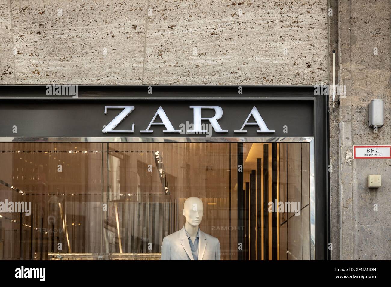 Cartel de la tienda Zara en el centro de Munich Fotografía de stock - Alamy
