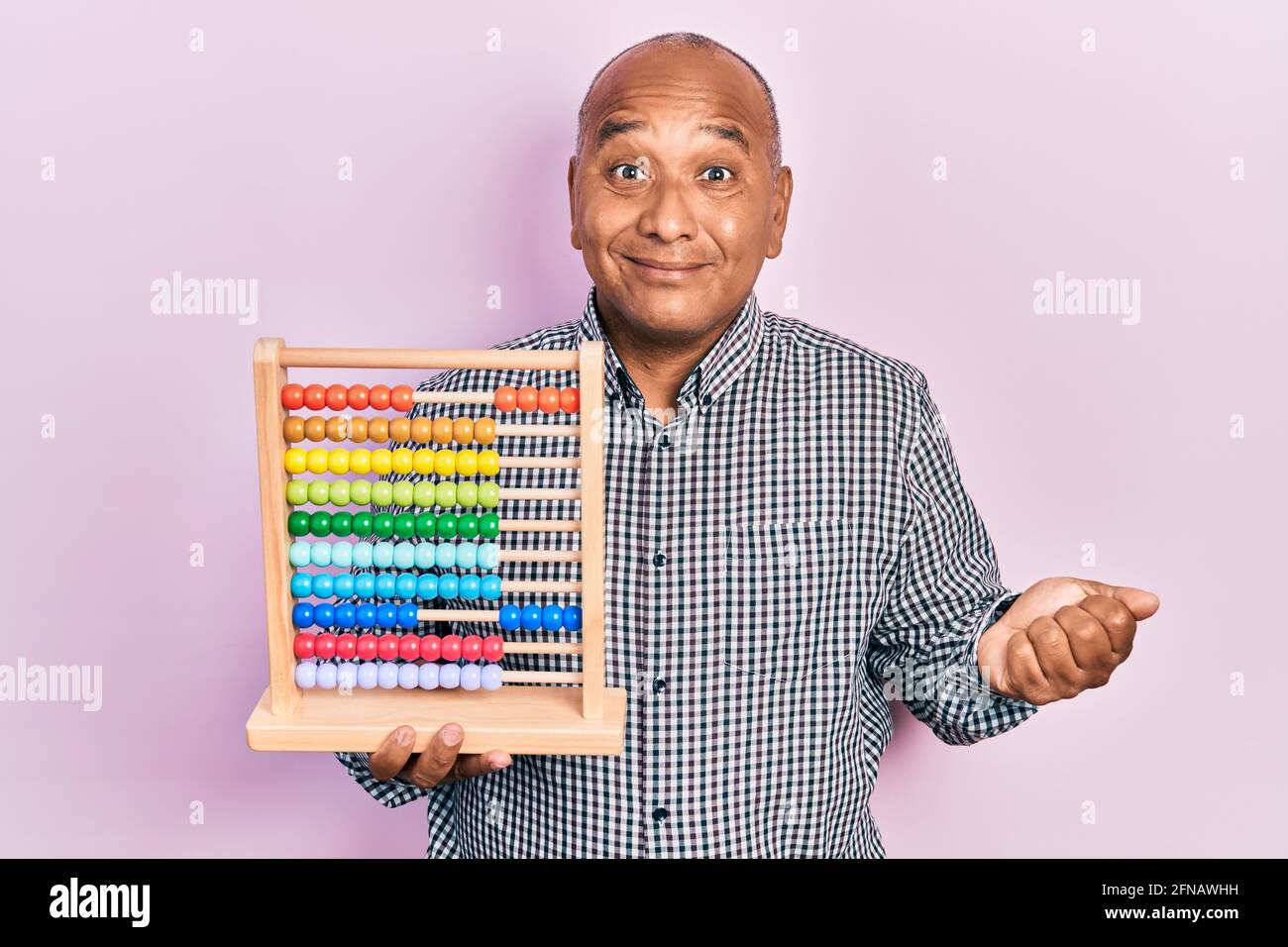 El hombre latino de la edad media sosteniendo el abaco tradicional gritando  orgulloso, celebrando la victoria y el éxito muy emocionado con el brazo  levantado Fotografía de stock - Alamy