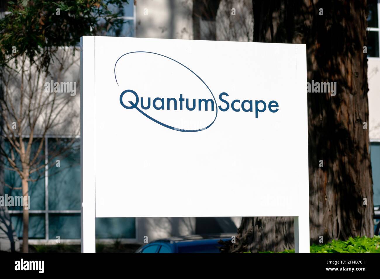 Signo QuantumScape, logotipo en la sede de una empresa estadounidense que produce baterías de metal de litio de estado sólido para coches eléctricos - San José, Califor Foto de stock