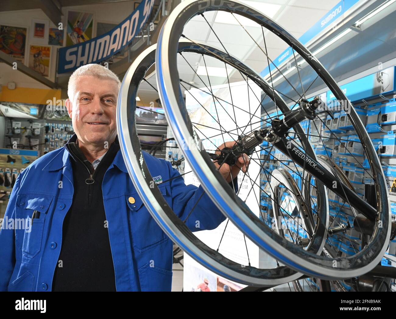 Stuttgart, Alemania. 07th de mayo de 2021. Bernhard Lange, socio gerente de Paul Lange, el importador alemán del fabricante japonés de de bicicleta Shimano, lado de las ruedas en