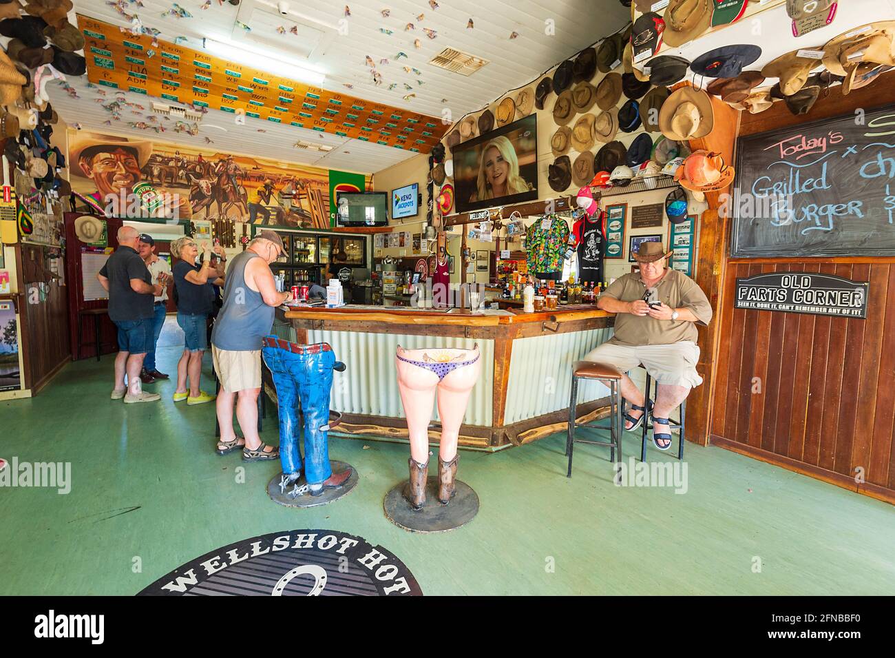 Divertidos taburetes de bar en el popular hotel rural Wellshot, Ilfracombe,  Queensland Central, Queensland, Queensland, Australia Fotografía de stock -  Alamy