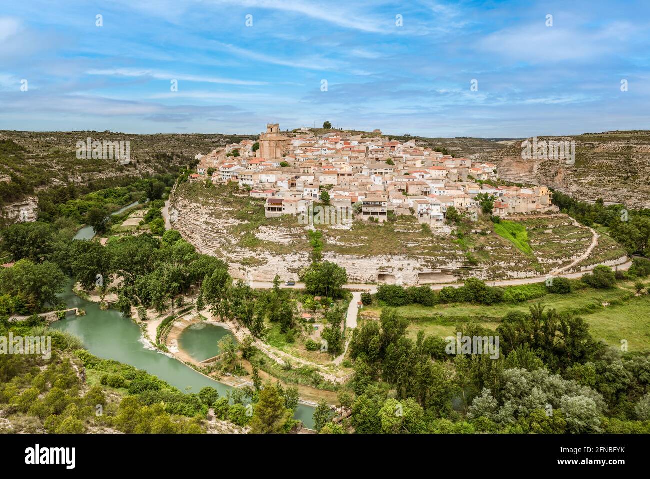 Vista panorámica del pequeño pueblo de Jorquera en el meandro del río Jucar, provincia de Albacete, España Foto de stock