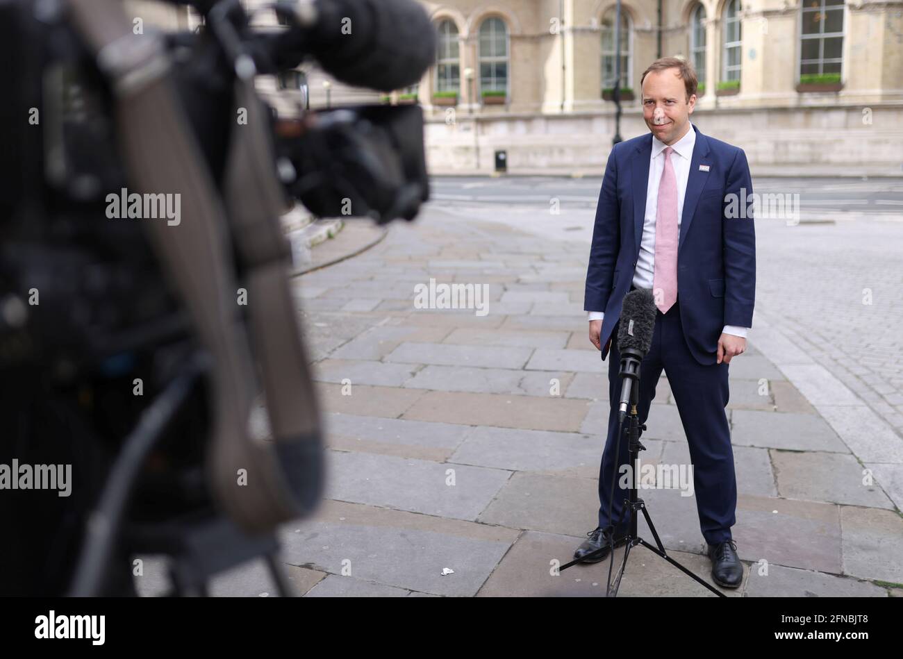 Matt Hancock, Secretario de Salud de Gran Bretaña, asiste a una entrevista al aire libre fuera de BBC Broadcasting House en Londres, Gran Bretaña, mayo de 16,2021. REUTERS/Tom Nicholson Foto de stock