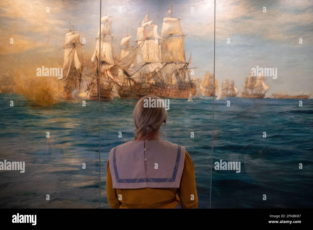 Alice Roberts Pratt Oficial De Interpretacion Del Museo Nacional De La Marina Real Mira Una Exhibicion Interactiva Frente A W L Wyllie S Panorama Of The Battle Of Trafalgar En El Hms Victory La Galeria