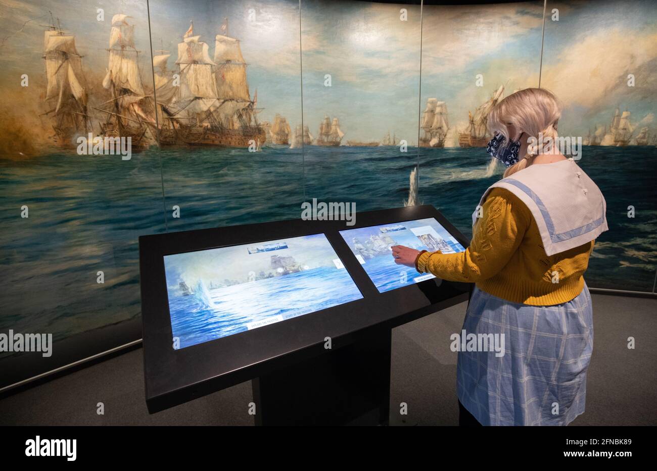 Alice Roberts Pratt Oficial De Interpretacion Del Museo Nacional De La Marina Real Mira Una Exhibicion Interactiva Frente A W L Wyllie S Panorama Of The Battle Of Trafalgar En El Hms Victory La Galeria