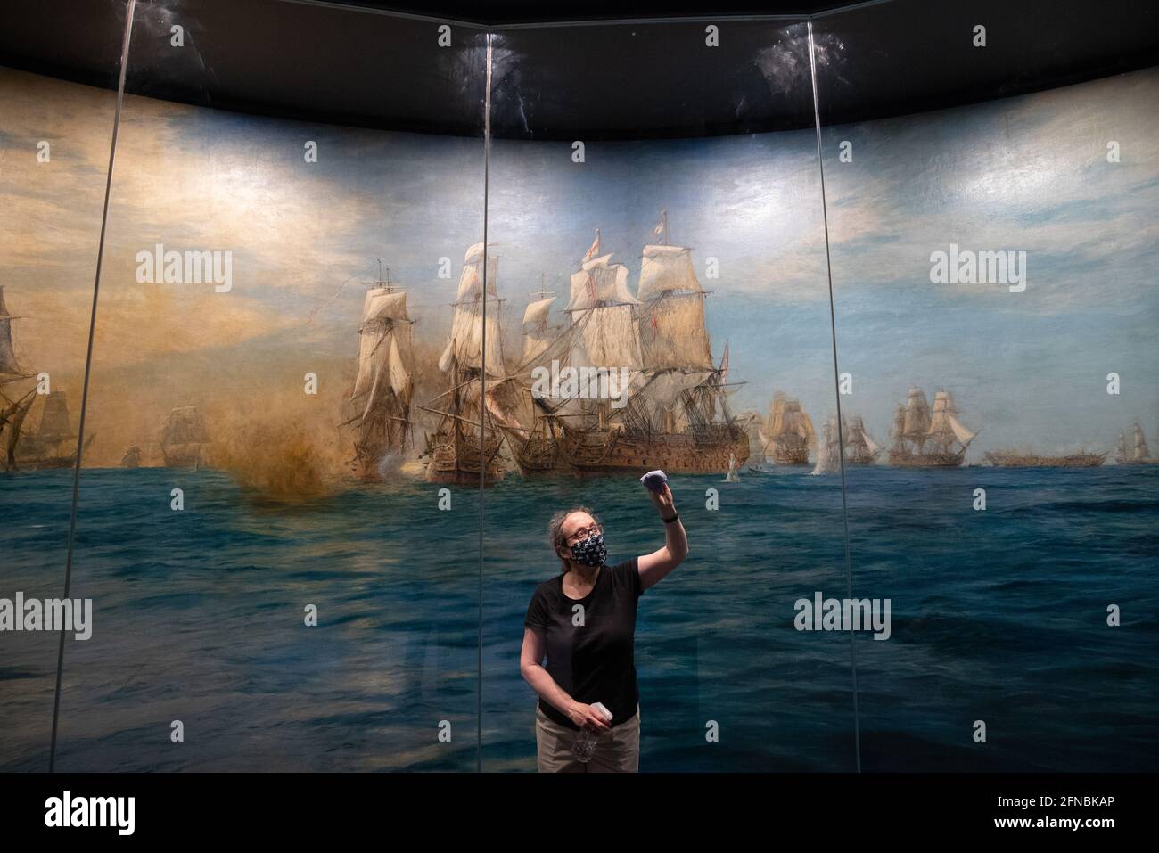 Alison Firth Curadora De Arte Del Museo Nacional De La Marina Real Limpia La Ventana De Cristal Frente Al Panorama De W L Wyllie De La Batalla De Trafalgar En El Hms Victory