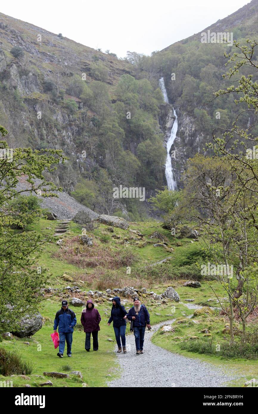 Caminantes en Aber Falls, Coedydd Aber National Nature Reserve, Gwynedd, Gales Foto de stock