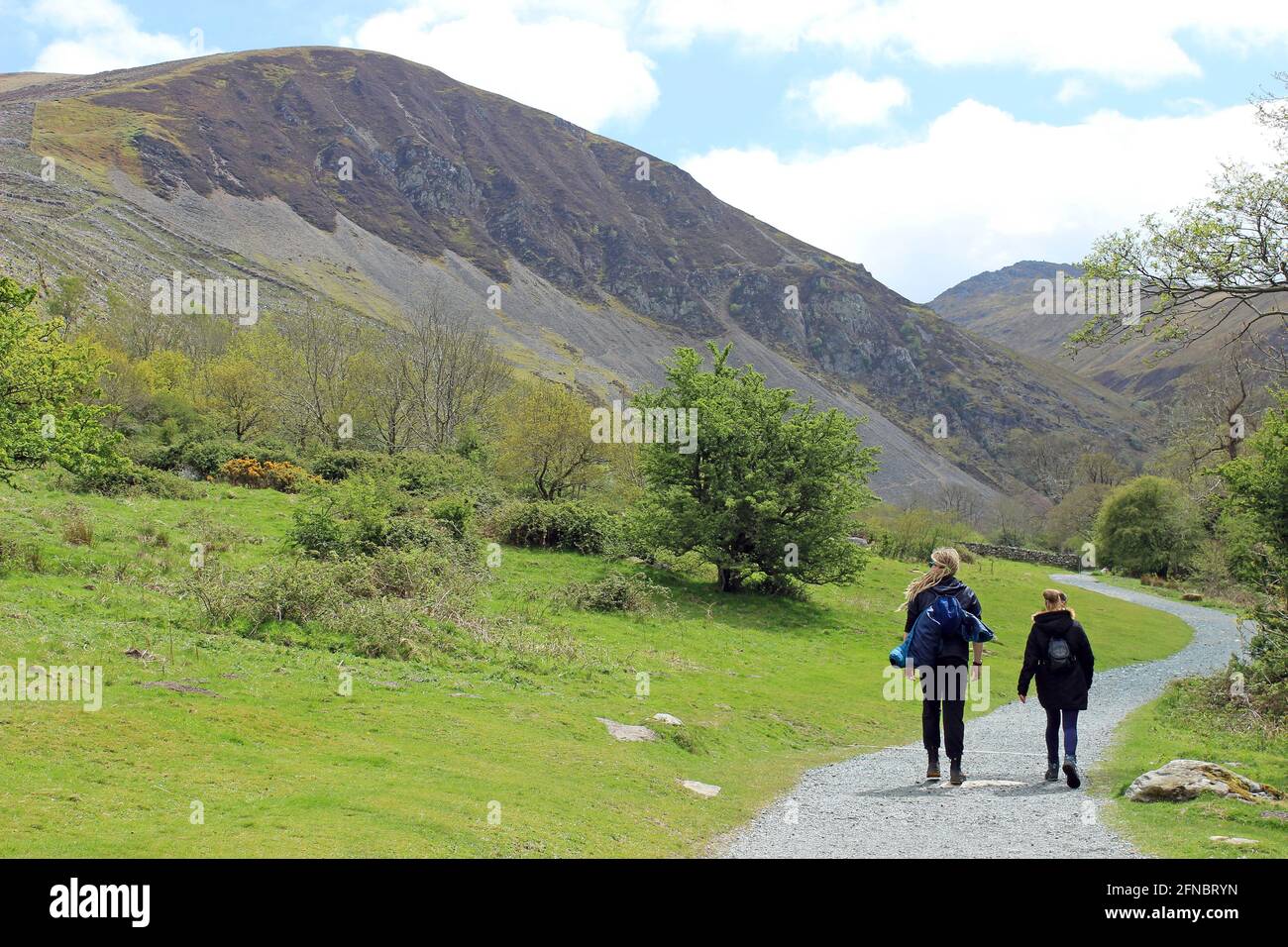 Caminantes en el sendero que conduce a Aber Falls, Coedydd Aber National Nature Reserve, Gwynedd, Gales Foto de stock