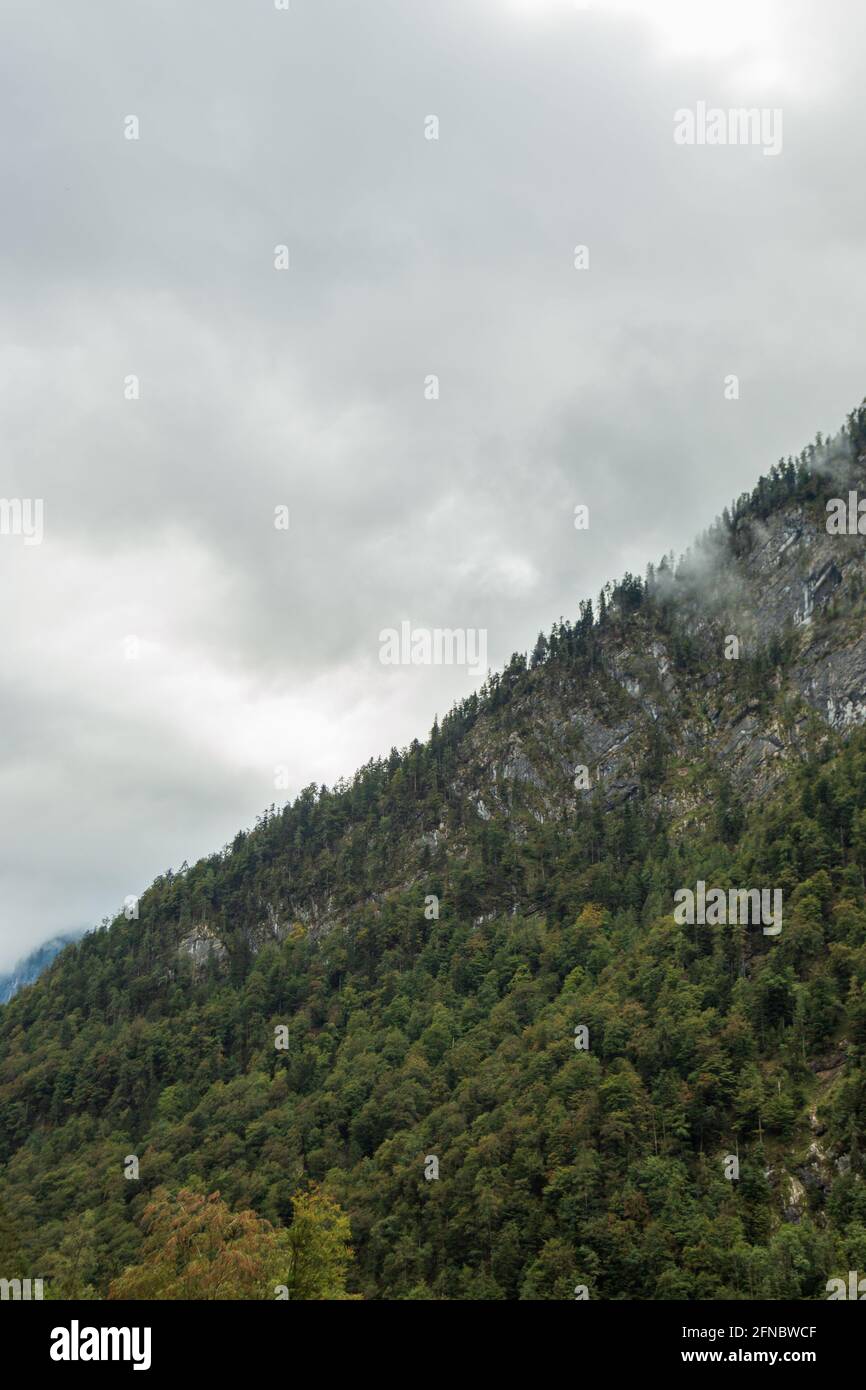Misty montañas en otoño en Austria Foto de stock