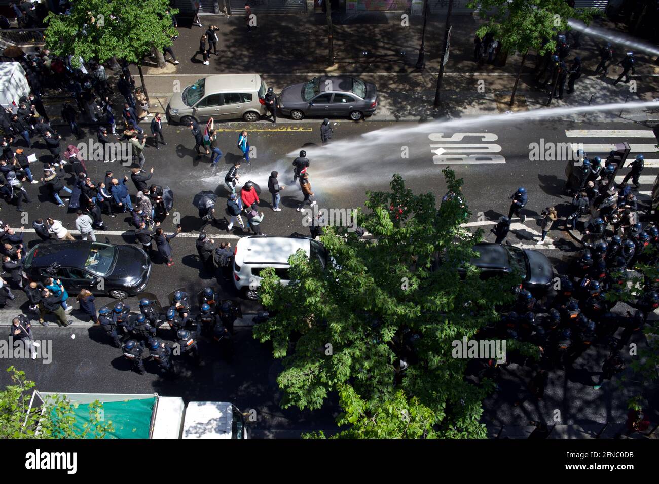 La policía dispara cañones de agua contra manifestantes propalestinos en París. Boulevard Barbès, París, Francia, 15th de mayo de 2021 Foto de stock