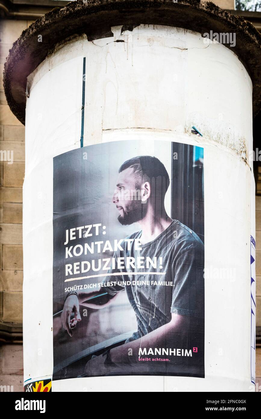 Un cartel de la ciudad de Mannheim que dice a los habitantes que reduzcan sus contactos diarios durante la pandemia de Covid-19. 15 de mayo de 2021 Foto de stock