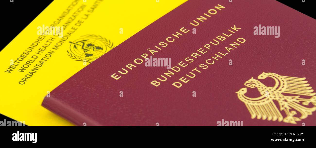 Pasaporte alemán y certificado de vacunación Unión Europea Foto de stock