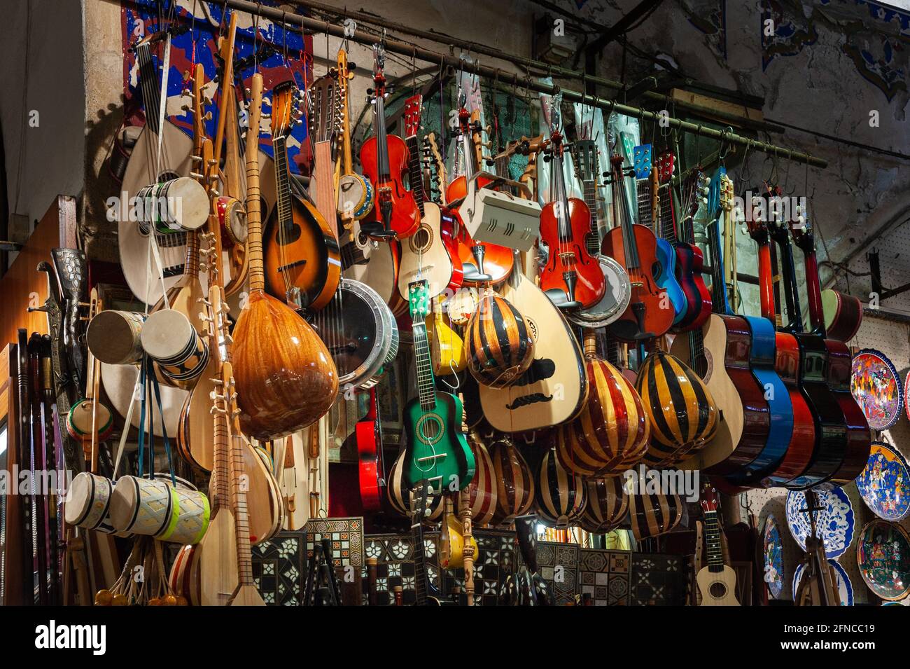 Instrumentos musicales en venta en el Gran Bazar Estambul Turquía Foto de stock