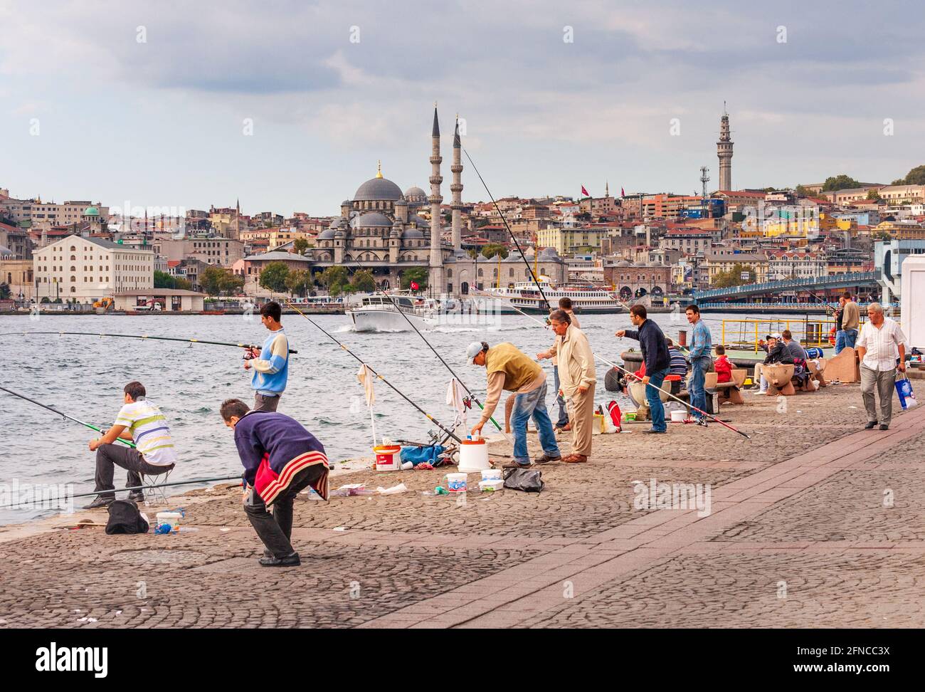Pesca en la orilla del mar en Estambul, Turquía Foto de stock