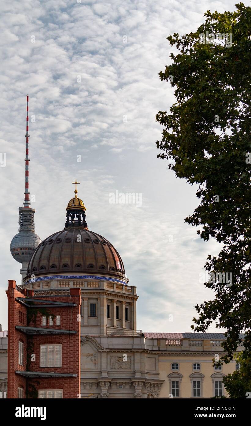 La torre de televisión de Berlín, la cúpula de la Berliner Schloss y la torre de la Academia del Edificio Foto de stock