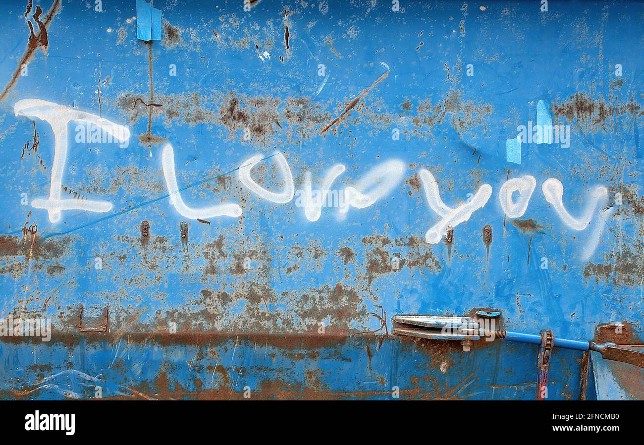 Blanco Te amo signo spray pintado en azul dumpster exterior Foto de stock