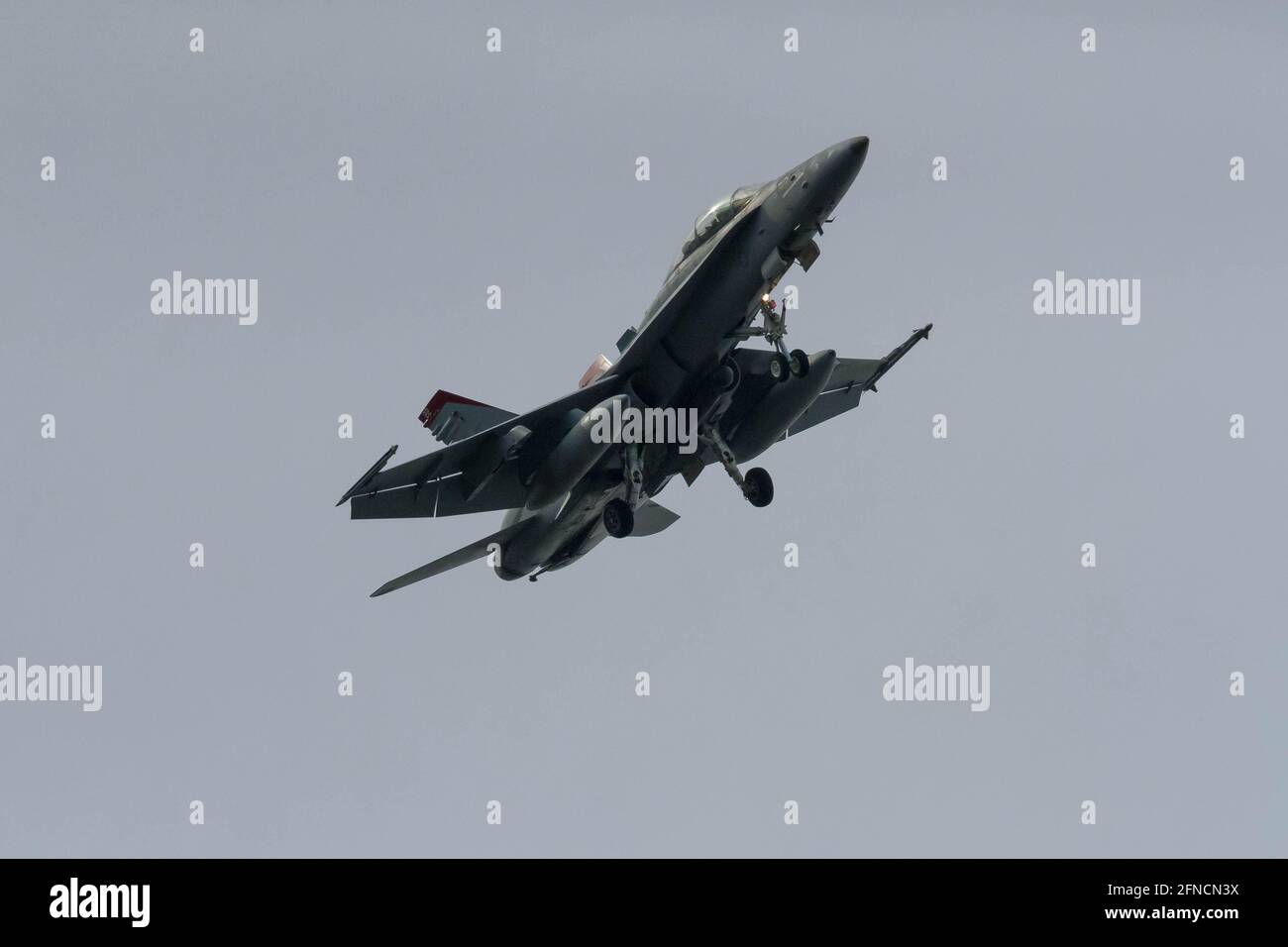 Yamato, Japón. 22nd de Abr de 2021. Un Hornet McDonnell Douglas F/A-18D con el Escuadrón de Ataque de Bomberos Marinos 232 (VMFA-232) conocido como los Diablos Rojos vuela cerca de la base aérea de NAF Atsugi en Kanagawa. Crédito: Damon Coulter/SOPA Images/ZUMA Wire/Alamy Live News Foto de stock