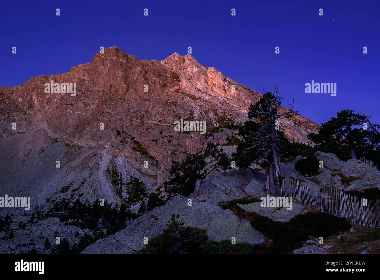 Hora azul en la cabaña de montaña Ulldeter y el pico gra de Fajol (Ripollès, Cataluña, España, Pirineos) ESP: Hora azul al refugio de Ulldeter Foto de stock