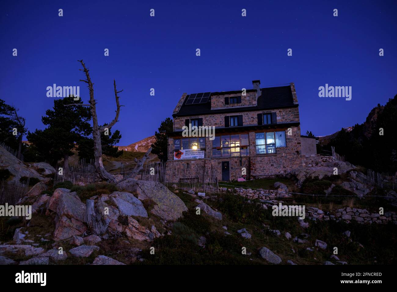 Hora azul en la cabaña de montaña Ulldeter (Ripollès, Cataluña, España, Pirineos) ESP: Hora azul al refugio de Ulldeter (Ripollès, Cataluña, España) Foto de stock