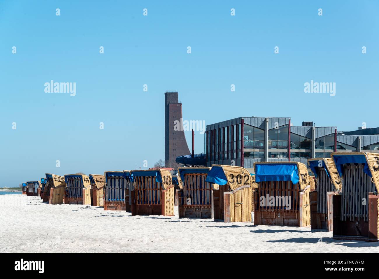 Strandkörbe am Strand Laboe an der Kieler Förde, im Hintergrund das berühmte Marine-Ehrenmal Foto de stock