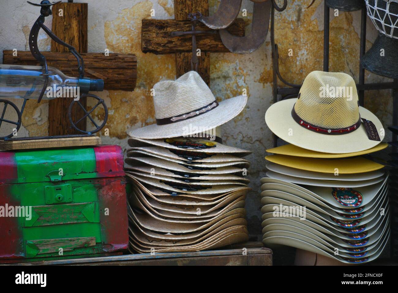 Tienda local de souvenirs con sombreros de charro Los sombreros  tradicionales de vaquero en Real de Catorce, la histórica ciudad fantasma  de San Luis Potosí México Fotografía de stock - Alamy