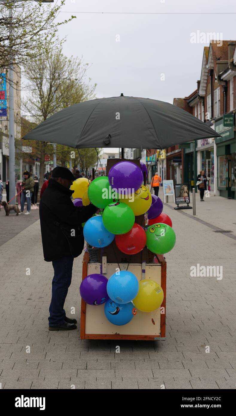 Hombre vendiendo globos en la principal calle comercial de Bognor Regis,  Reino Unido Fotografía de stock - Alamy