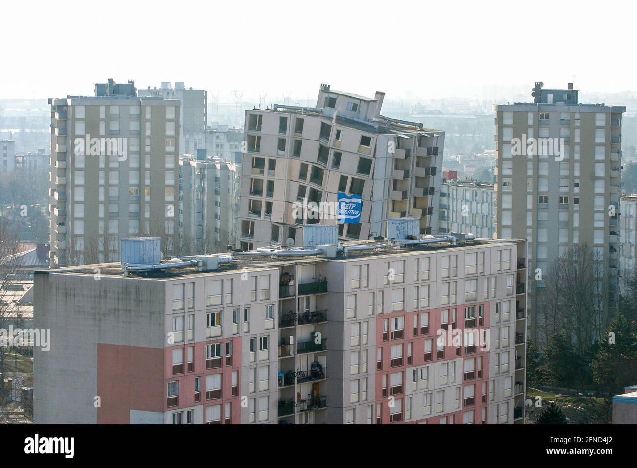 Demolición de un edificio de apartamentos, Vaulx-en-Veli, Rhone, AURA, Francia Foto de stock