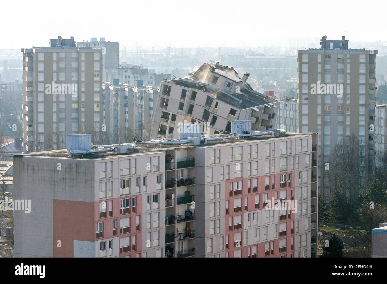 Demolición de un edificio de apartamentos, Vaulx-en-Veli, Rhone, AURA, Francia Foto de stock