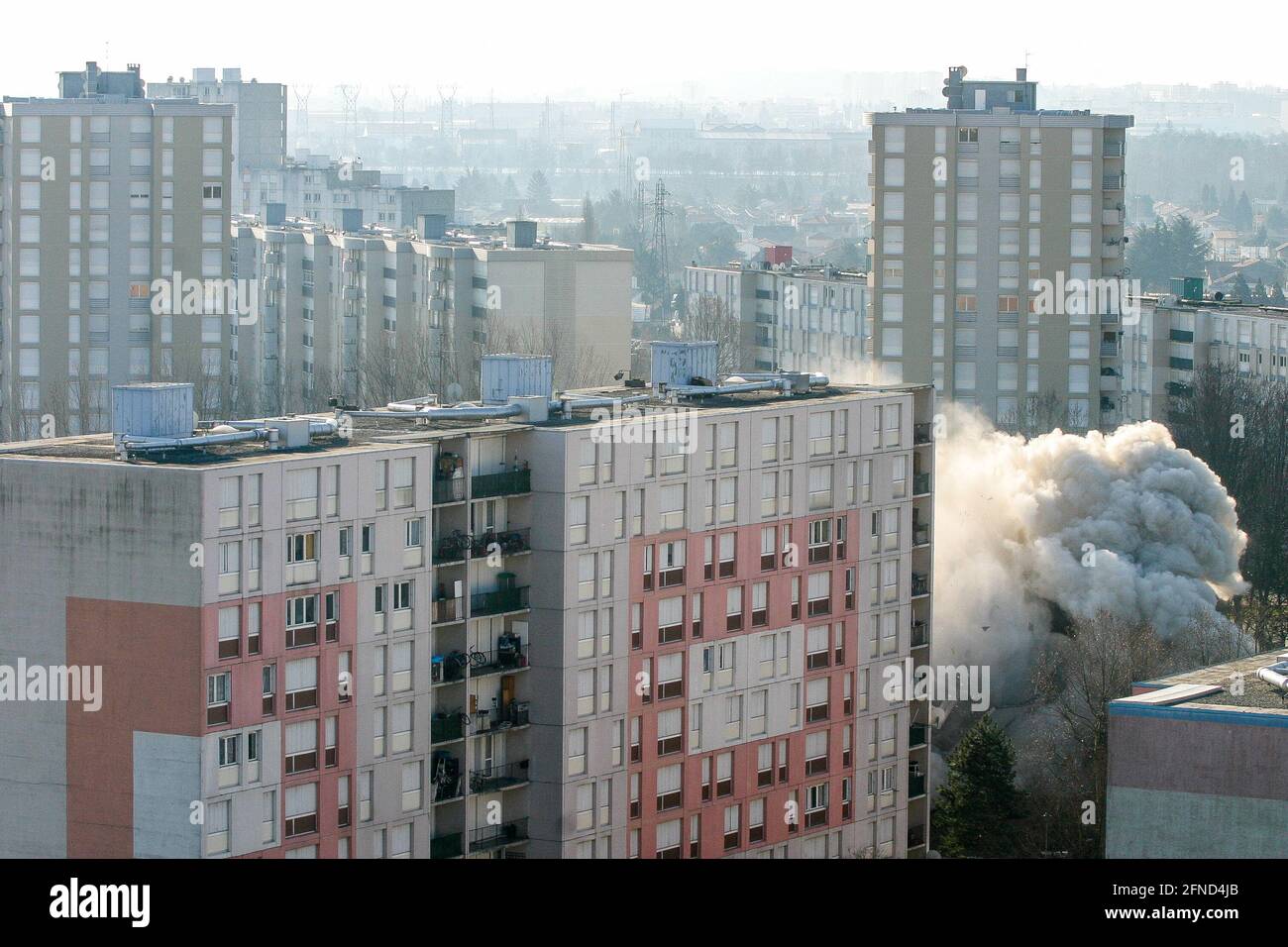 Demolición de un edificio de apartamentos, Vaulx-en-Veli, Rhone, AURA, Francia Foto de stock