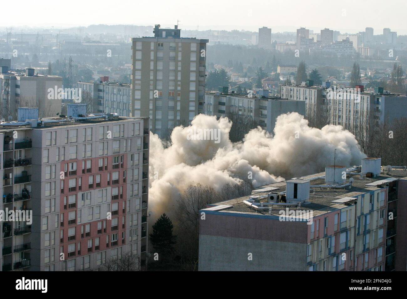 Demolición de un edificio de apartamentos, Vaulx-en-Veli, Rhone, AURA, Francia Foto de stock