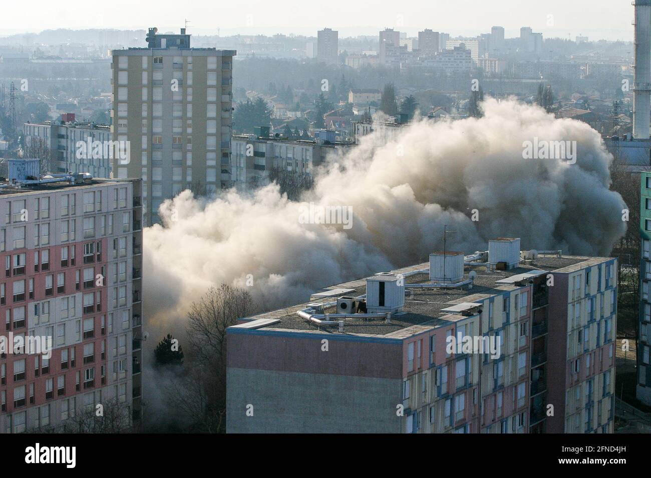 Demolición de un edificio de apartamentos, Vaulx-en-Veli, Rhone, AURA, Francia Foto de stock