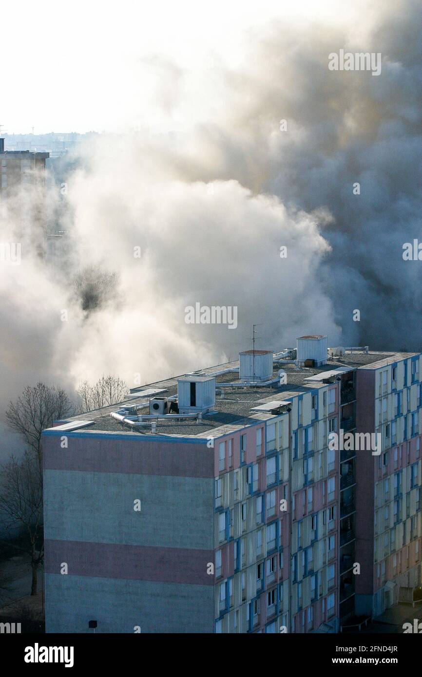 Demolición de un edificio de apartamentos, Vaulx-en-Veli, Rhone, AURA, Francia Foto de stock