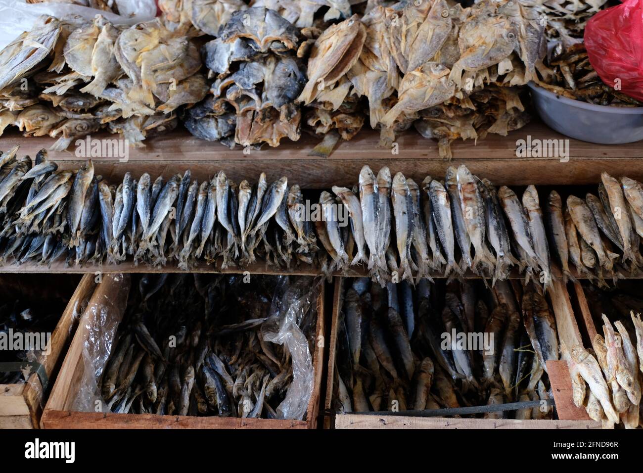 Platos filipinos, pescado seco, salado, verduras Verduras frescas Foto de stock