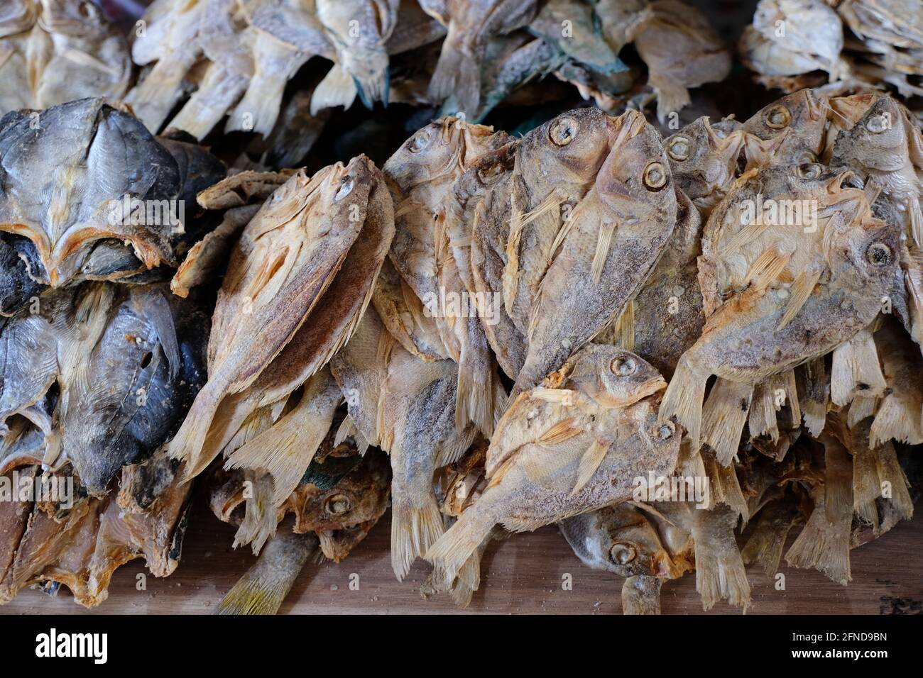 Platos filipinos, pescado seco, salado, verduras Verduras frescas Foto de stock