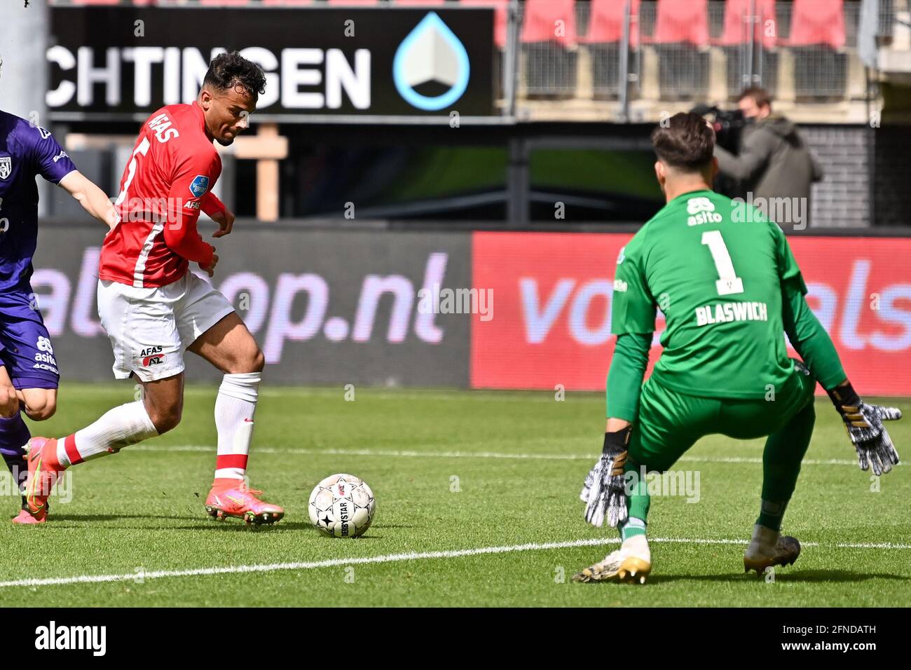 ALKMAAR, PAÍSES BAJOS - 16 DE MAYO: Owen Wijndal de AZ ...